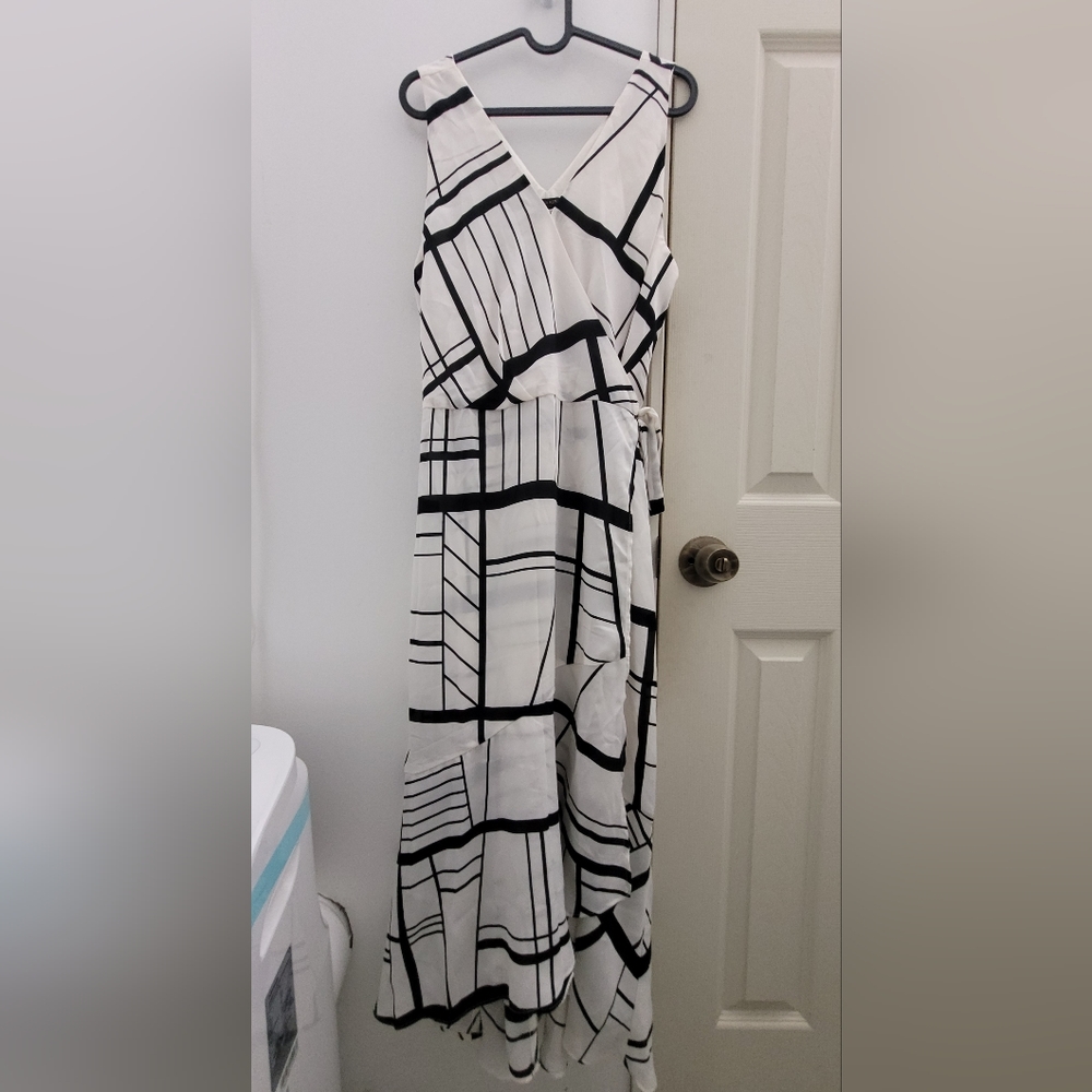 Banana Republic Factory Women's Large Black and White Midi Dress!